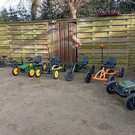 De Smishoeve Met Kinderpret, Dieren En Wellness Heers Bagian luar foto